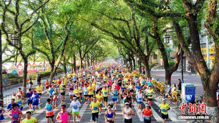 2025桂林马拉松鸣枪开跑，山水城市携手国际跑者