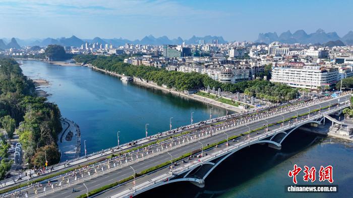 2025桂林马拉松鸣枪开跑，山水城市携手国际跑者