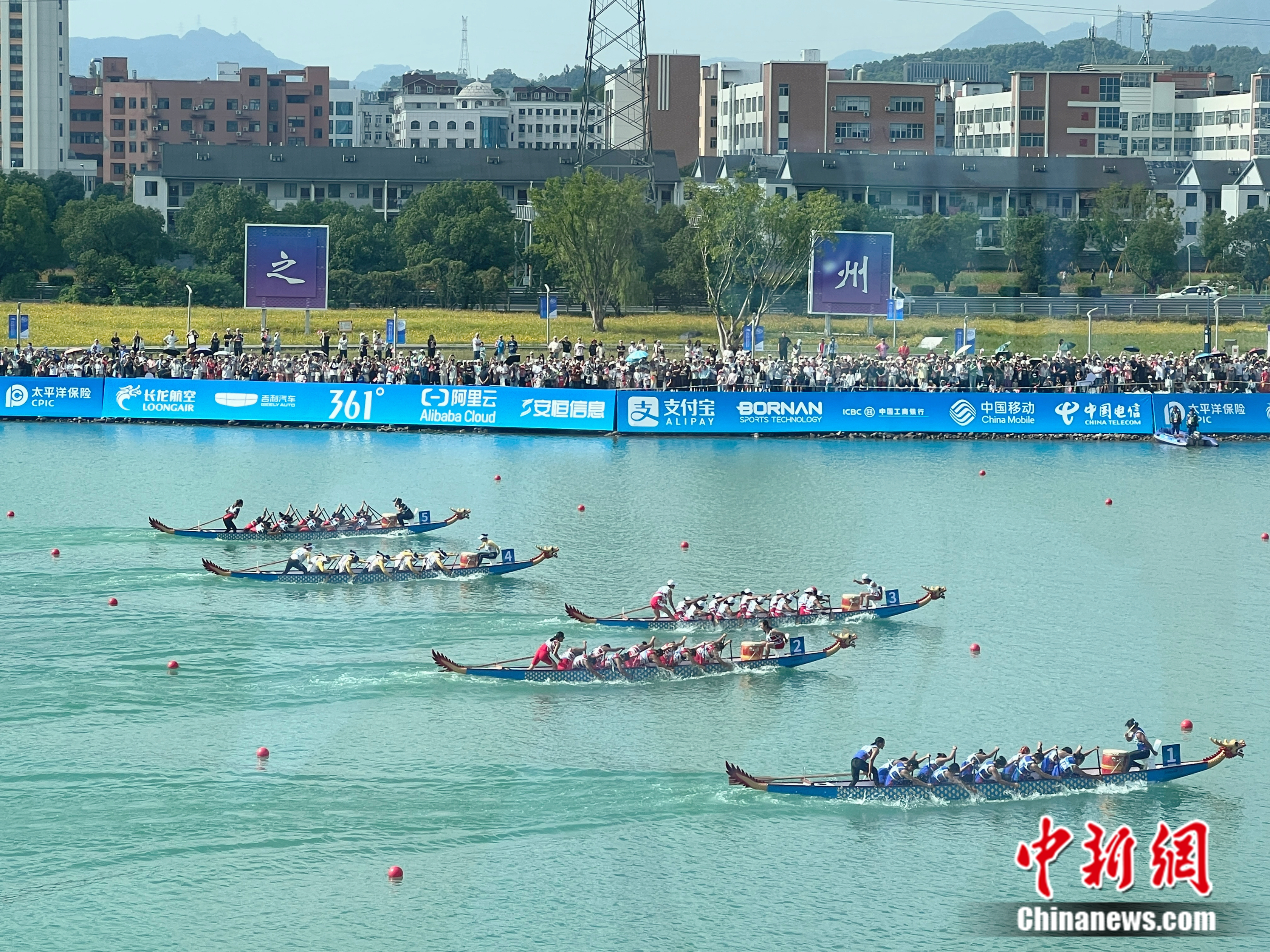 中国男子龙舟在200米直道夺冠，教练称球队十分