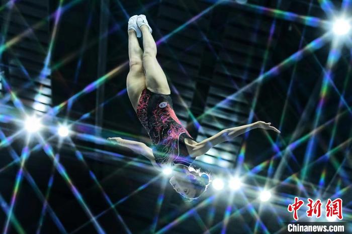 天津科技大学滨海校区体育馆迎来全国蹦床冠军