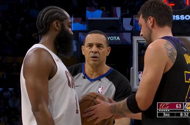 湖人主场大胜骑士双核低迷詹姆斯关键扣篮助队