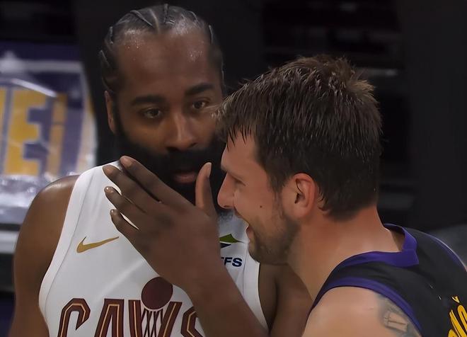 湖人主场大胜骑士双核低迷詹姆斯关键扣篮助队