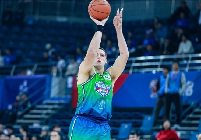 天津双杀四川刷新连败纪录 詹姆斯砍26+12引领狂