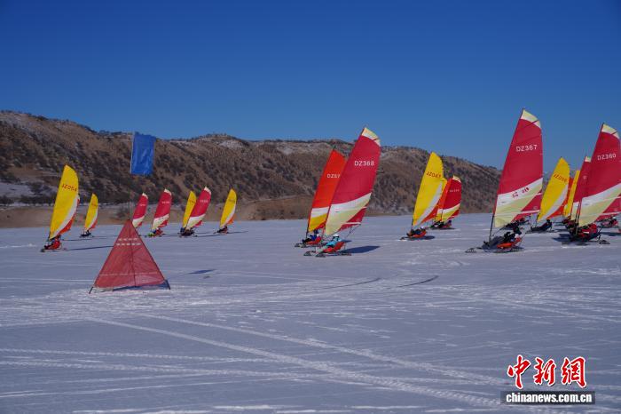 首届克什克腾冰上帆船赛第二日上演速度与激情